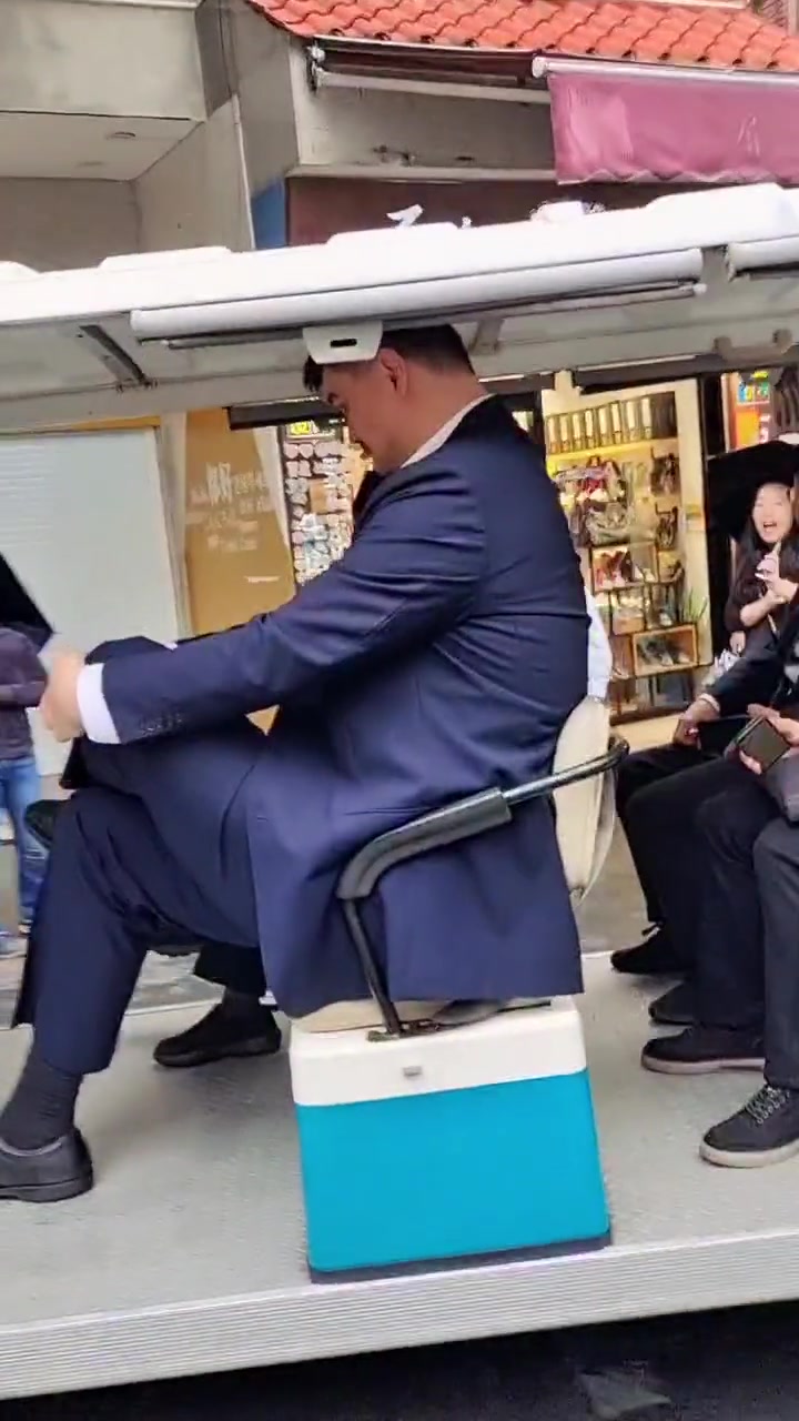 姚明在厦门坐游览车 网友：把车的顶棚拆了吧