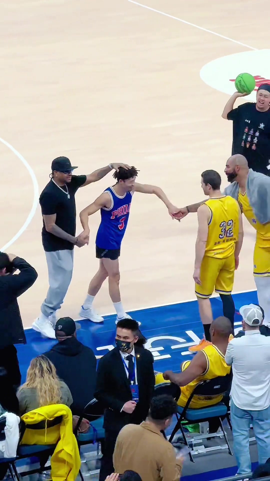 扣篮王陈登星和众NBA名宿拥抱 艾弗森亲手为其马杀鸡