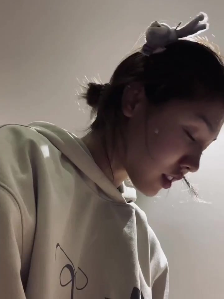 张茹晒素颜视频：你的脸没有化妆我却疯狂爱