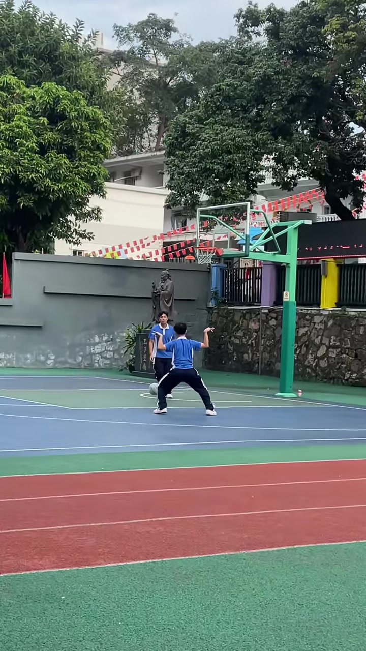 你别说，他投得还不太歪