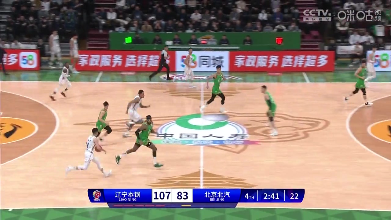 双方菜鸡互啄！丘天空篮扣飞+刘雁宇离谱空篮上飞，杨鸣看笑了！