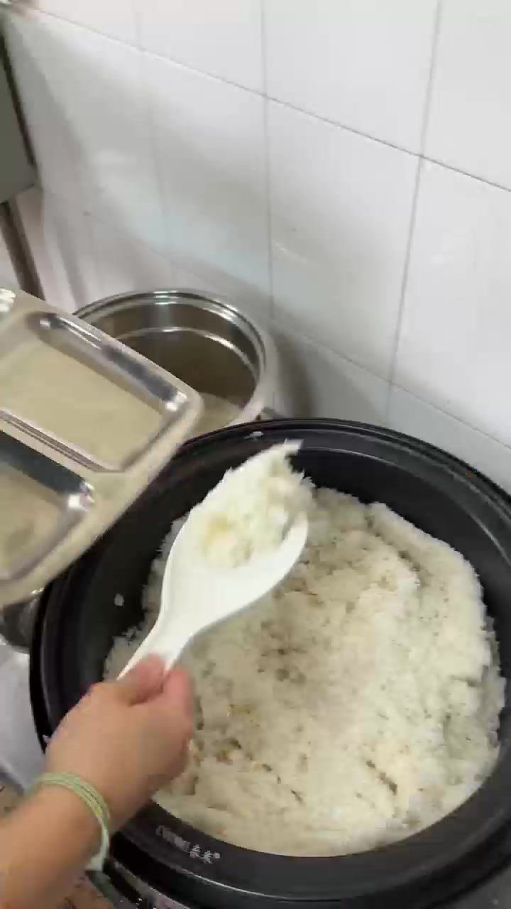挺丰盛的啊！东莞新彤盛女篮食堂 姑娘们的伙食怎么样？