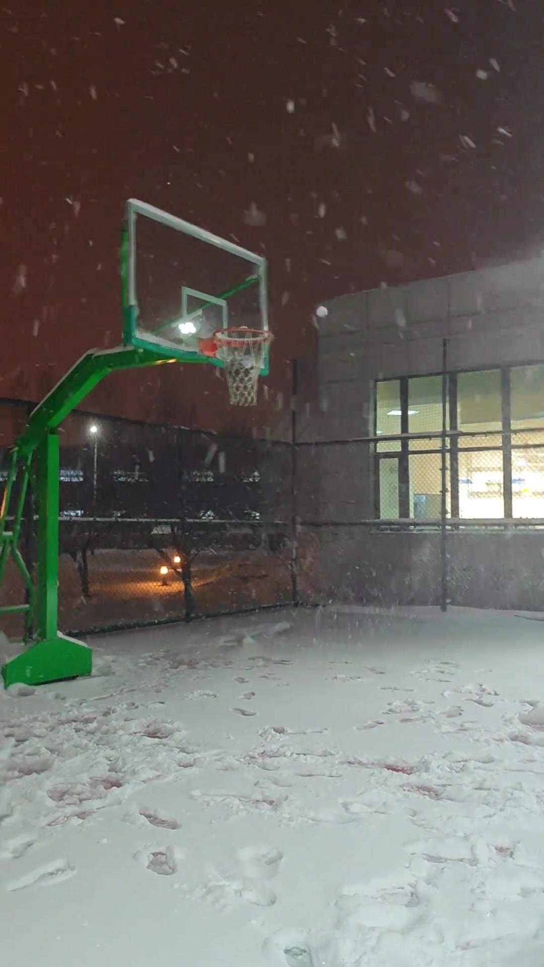 冰雪天打篮球真的是很奇妙的体验