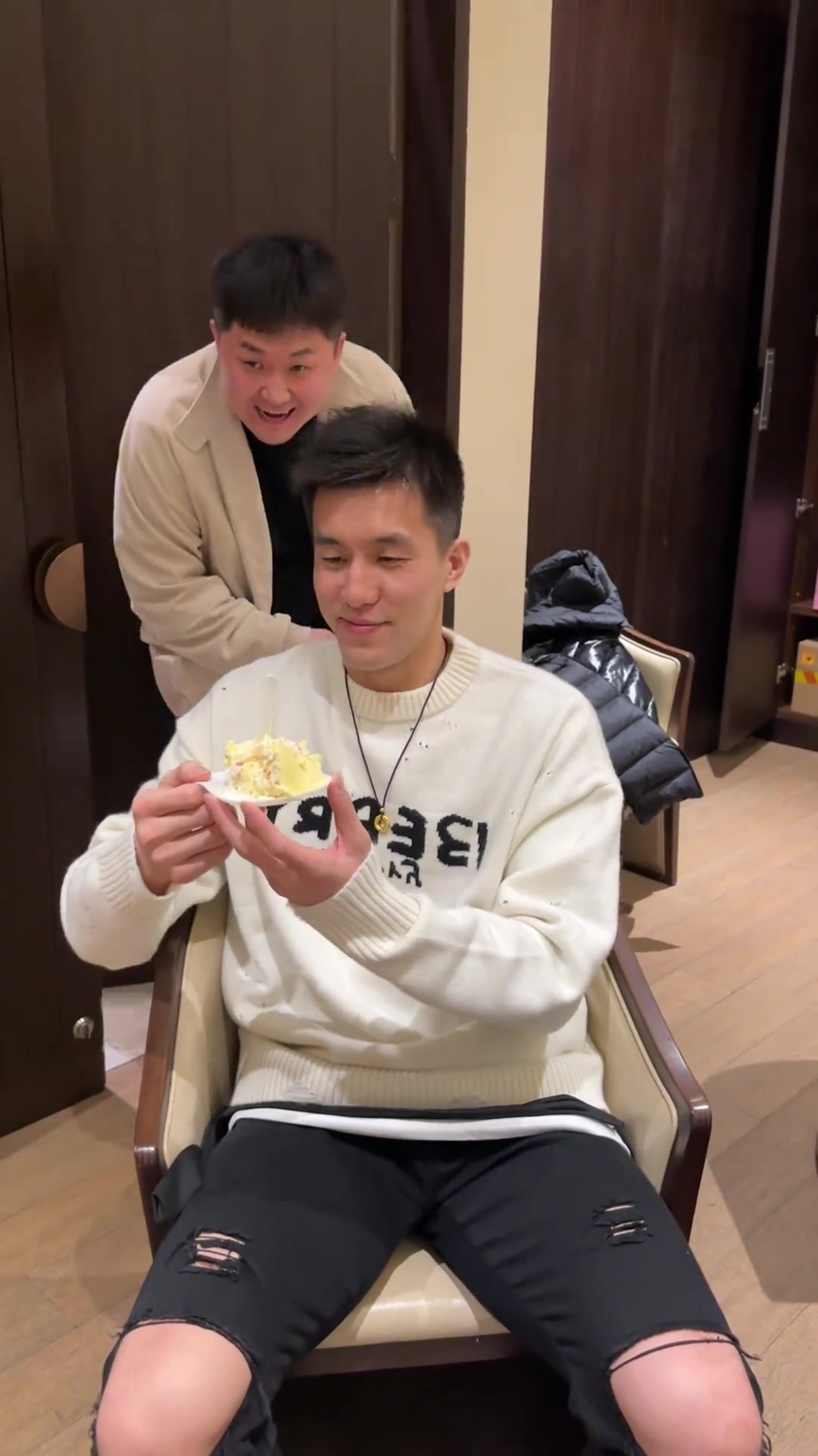 百乔穿越几千公里给郭艾伦送上生日小惊喜~