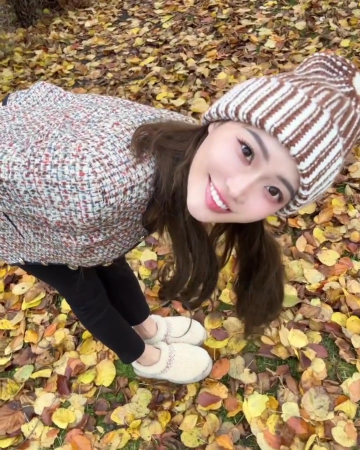 美女记者孟超晒可爱自拍：秋天到啦
