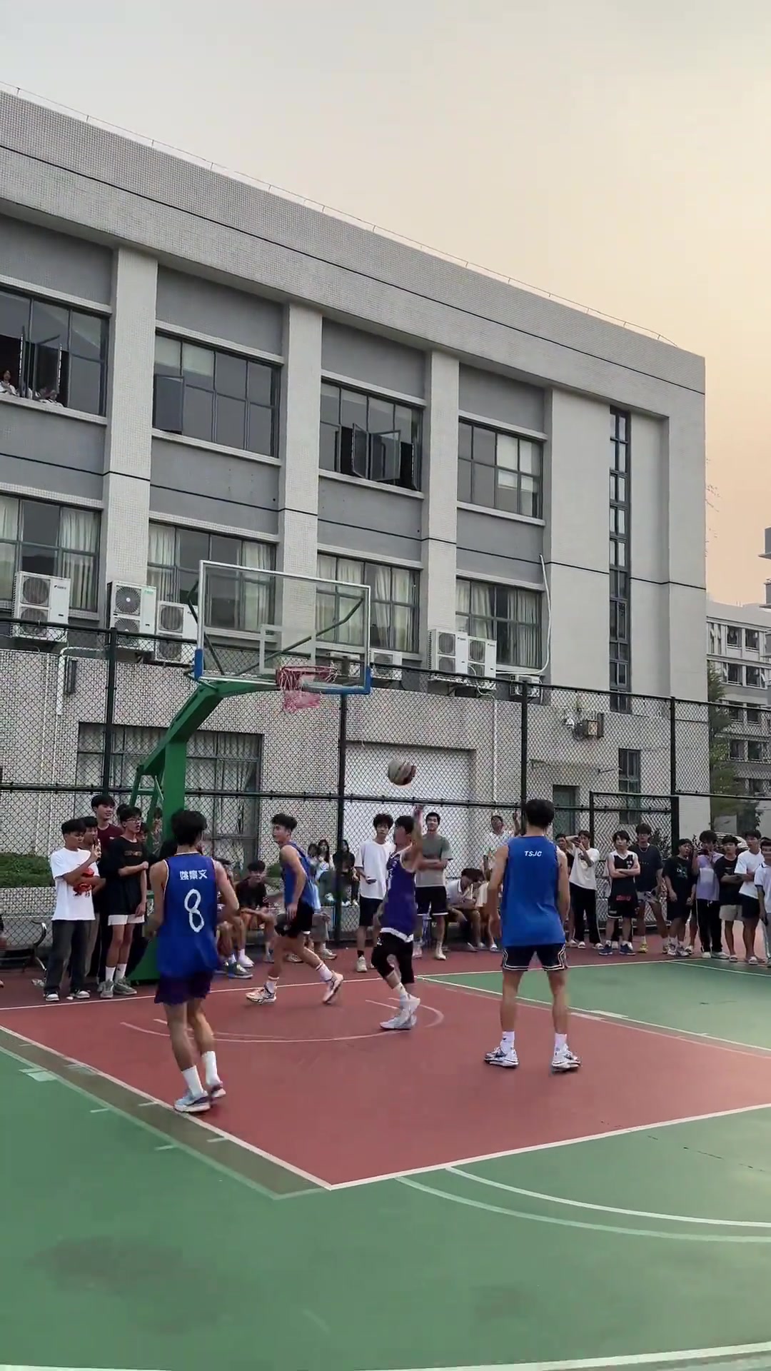 现在的年轻人打球这么生猛吗？