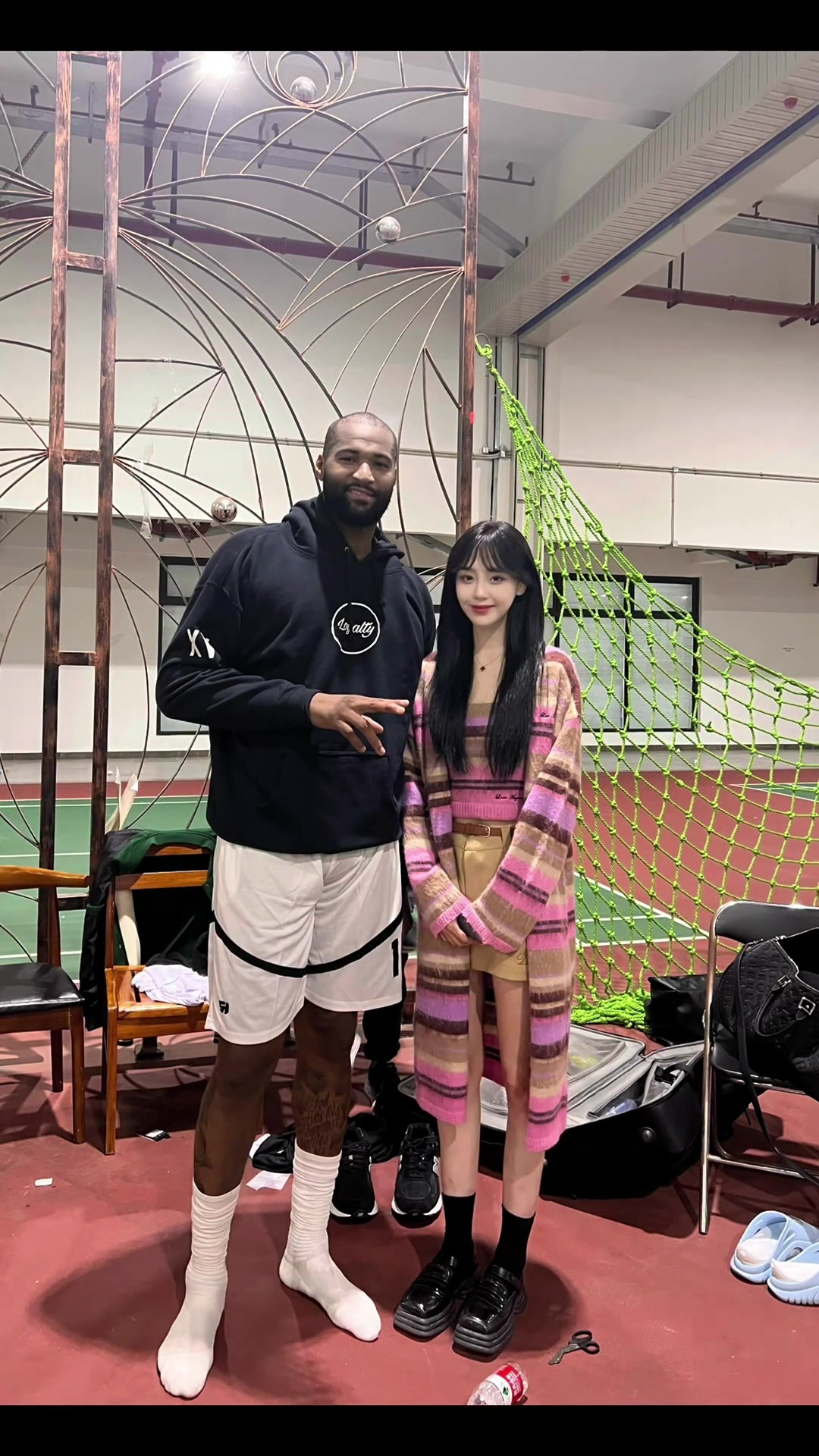 美女网红晒与考辛斯合影视频 看着小鸟依人啊！