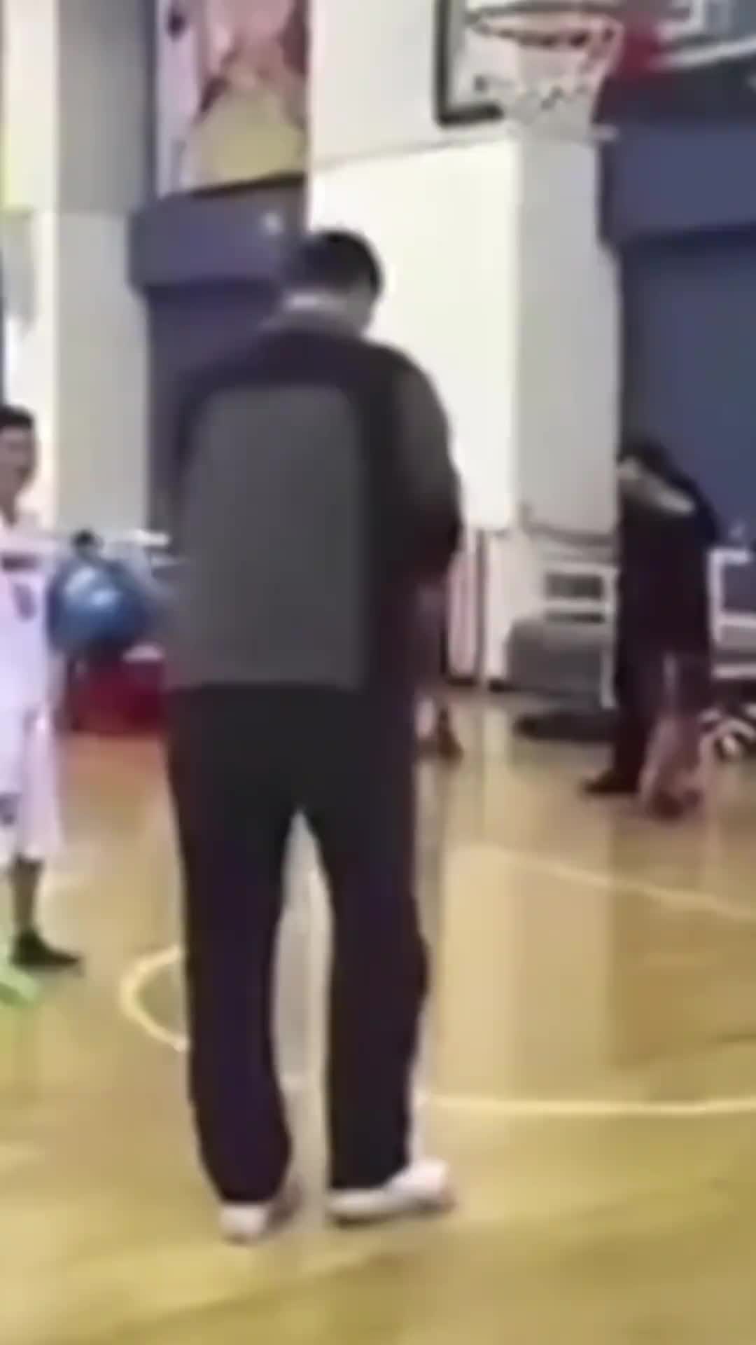姚明的退役生活！火柴盒弹跳仍尝试扣篮 在女儿面前展示天勾