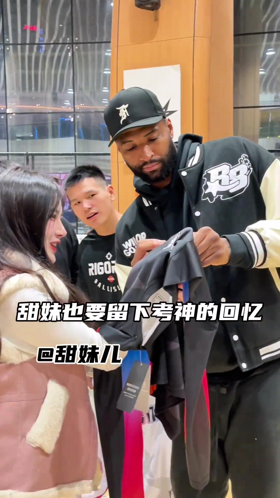 考辛斯完成集梦活动返美 临走前亲切给球迷签名合影