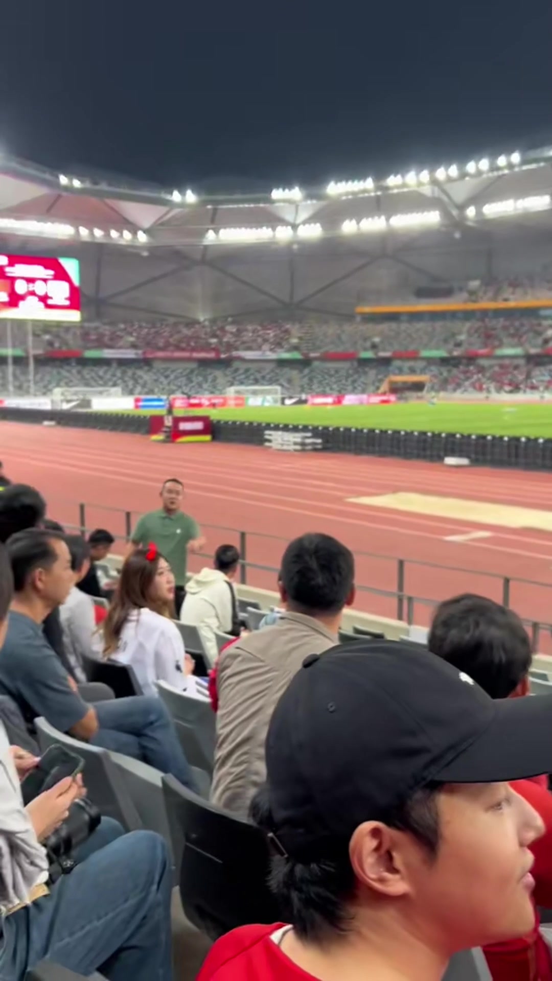 这位国内女球迷咋想的？拿着韩国国旗给韩国加油