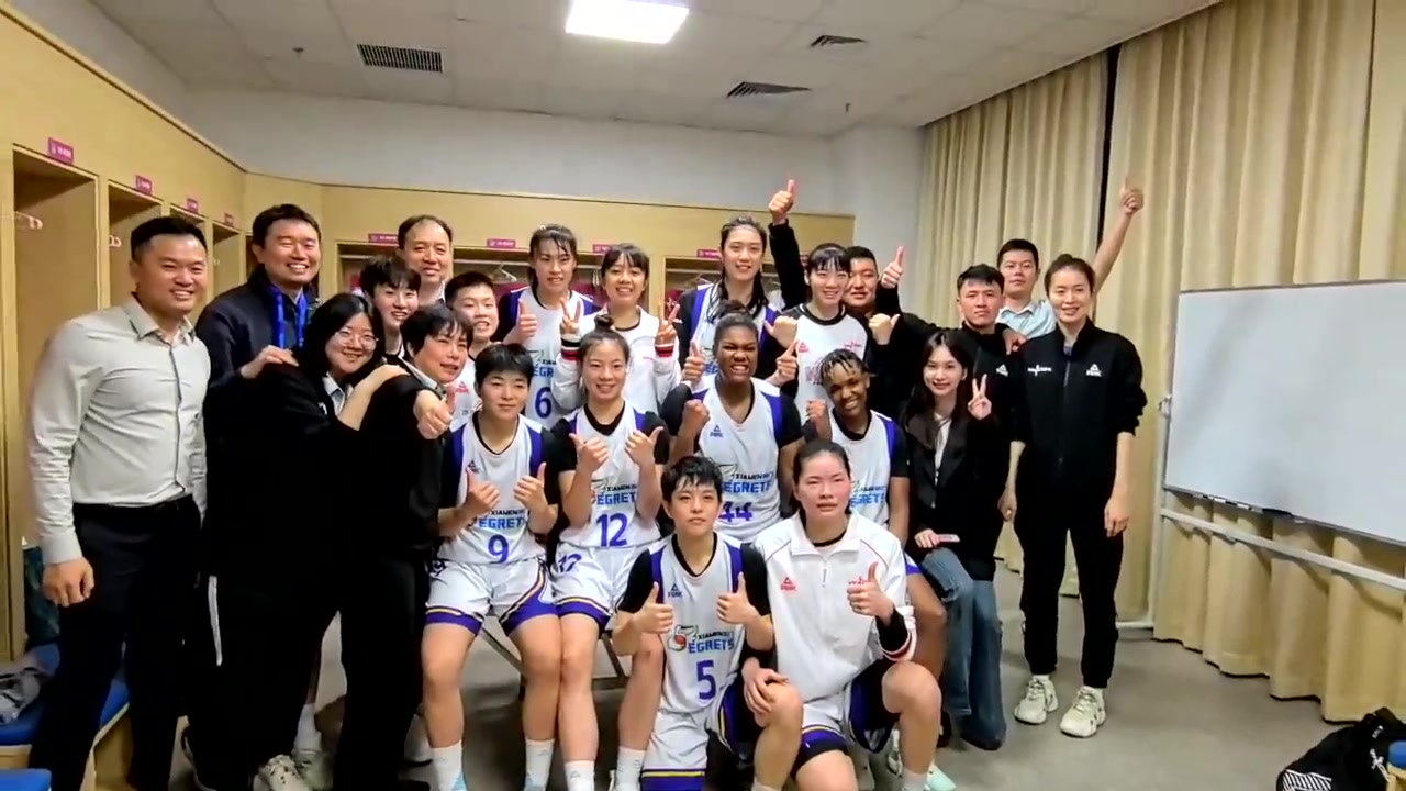 首胜来之不易！！厦门女篮终获WCBA首胜，更衣室合影留念！