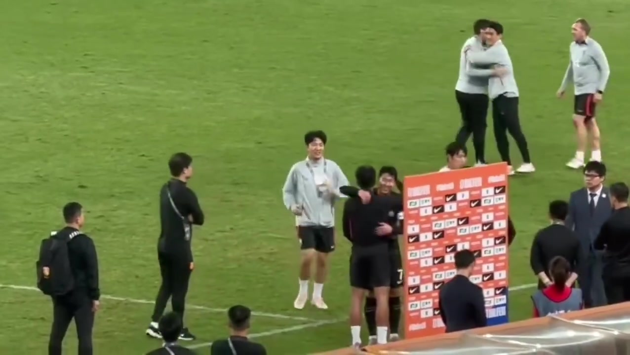 有实力才会赢得尊重！赛后孙兴慜与郑智亲切拥抱交流