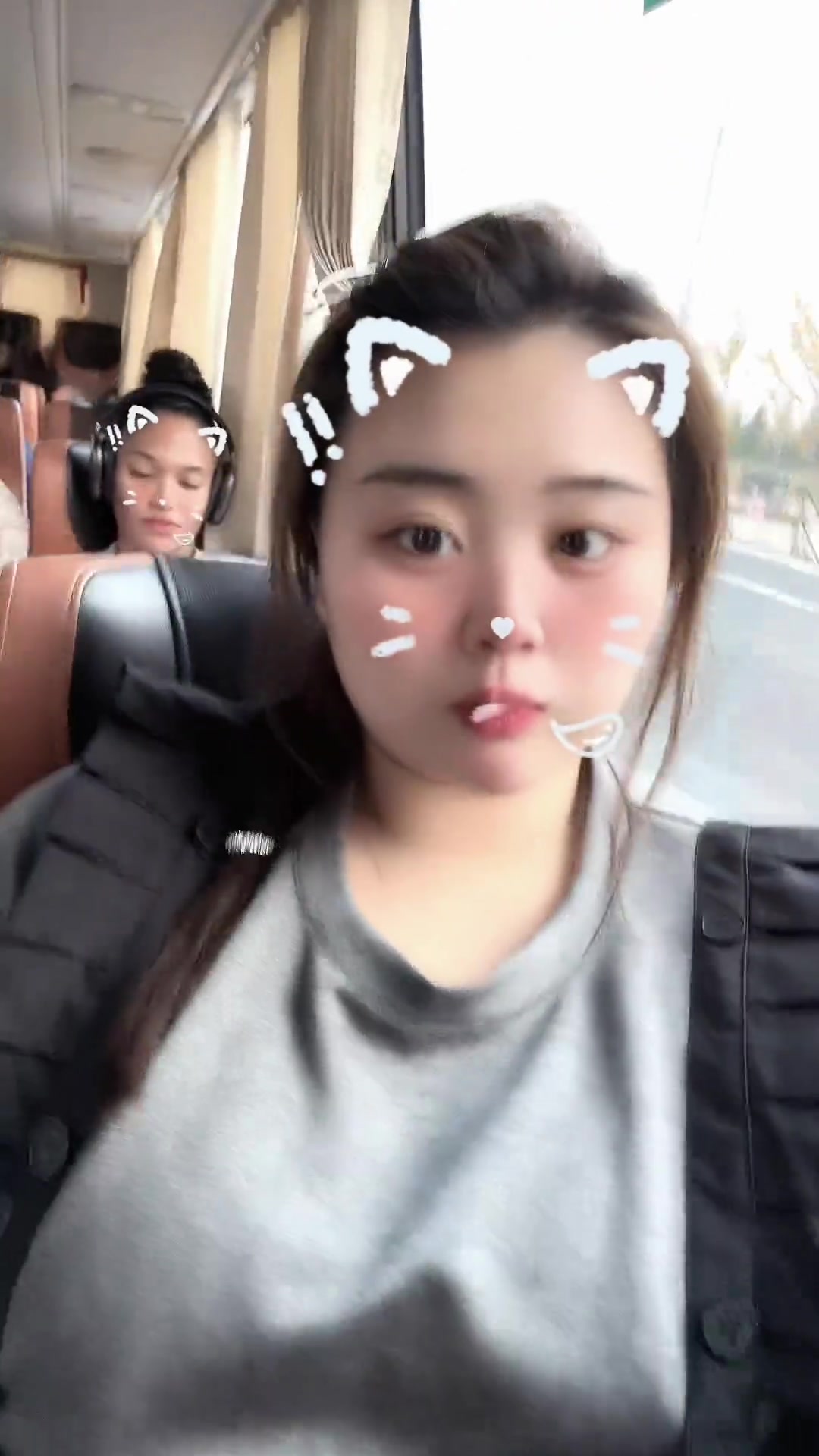 “大宝贝”刘禹彤晒萌萌哒自拍：美好的一天从赶飞机开始