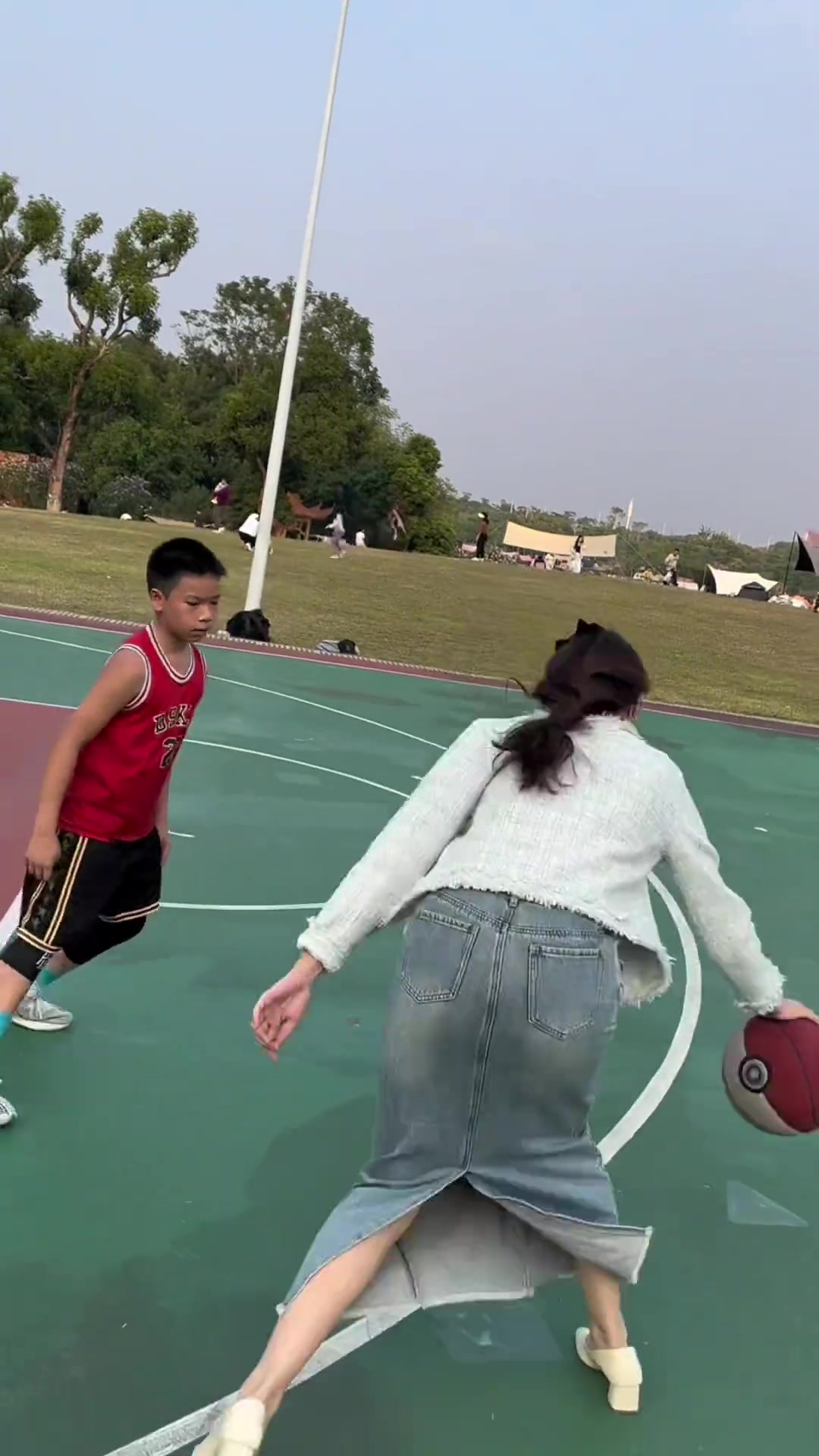 会打球的妈妈是怎么欺负儿子的