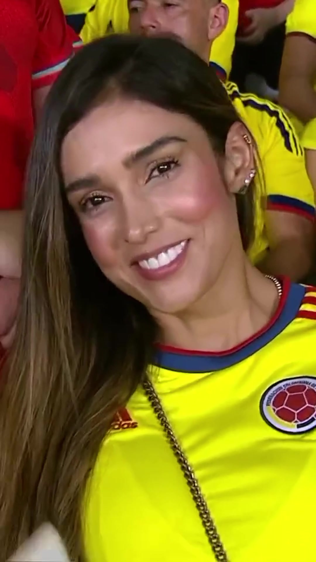 哥伦比亚女球迷看到镜头后羞涩笑了