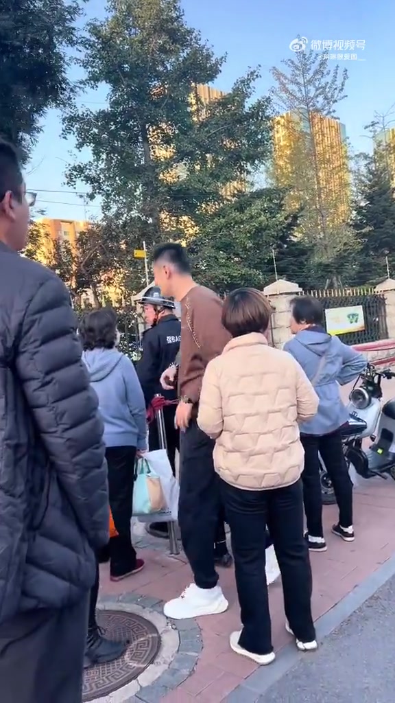 看起来是好男人一枚啊？杨鸣去幼儿园接孩子的画面曾被拍下来