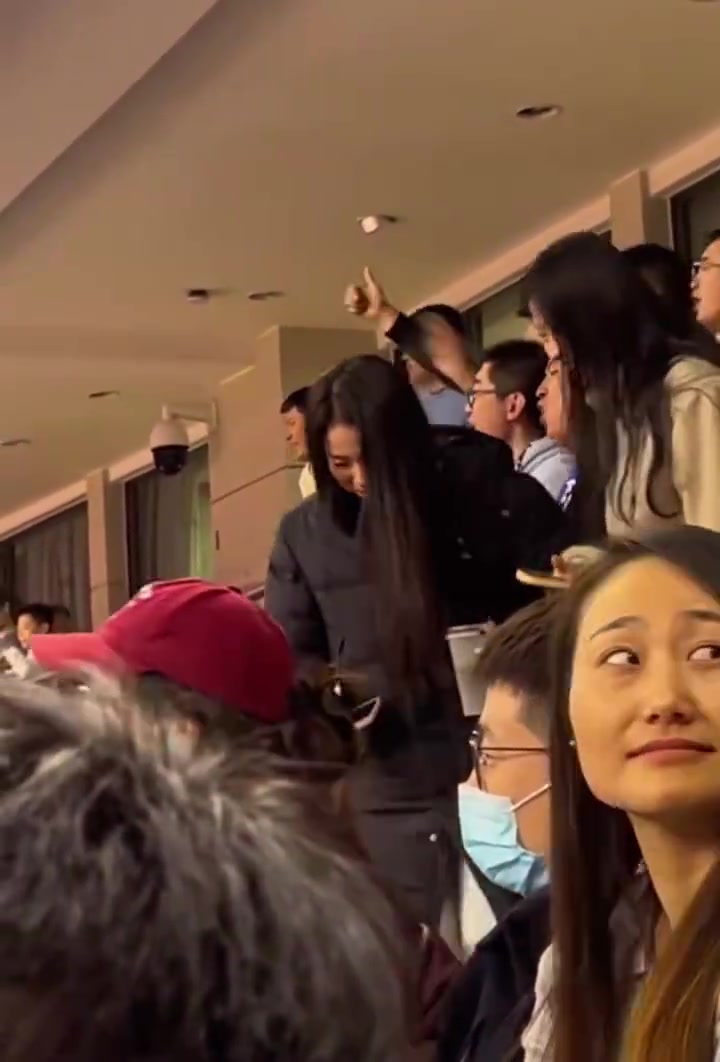 青岛球迷在看台上大喊“换赵睿！！”赵睿随后对其竖起大拇指
