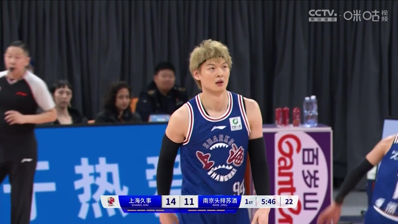 卧槽，这是化身洗剪吹？王哲林复出后，这头黄头发十分抢眼啊