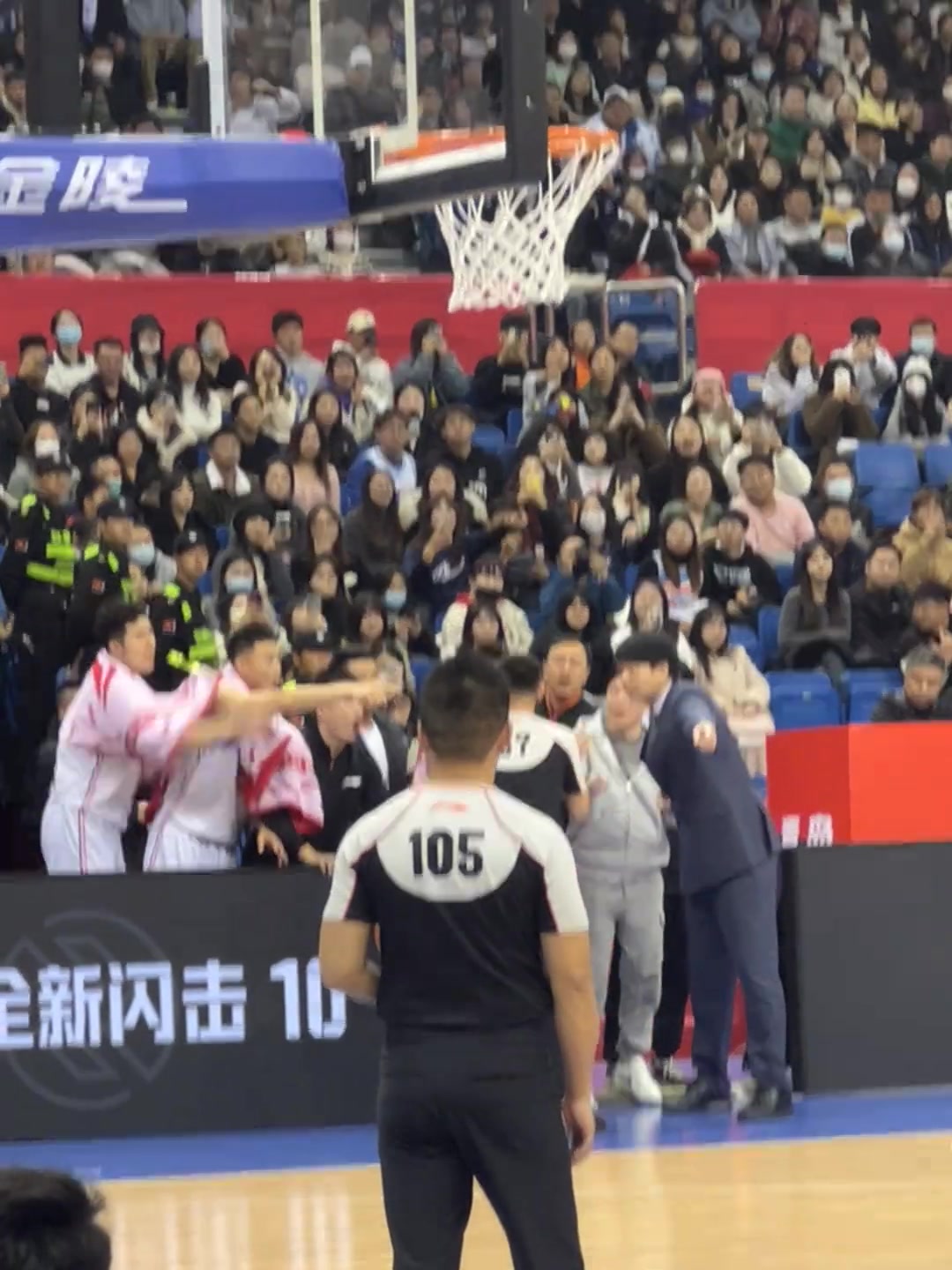 吴冠希场边对裁判疯狂输出 想必各种都能读懂唇语吧