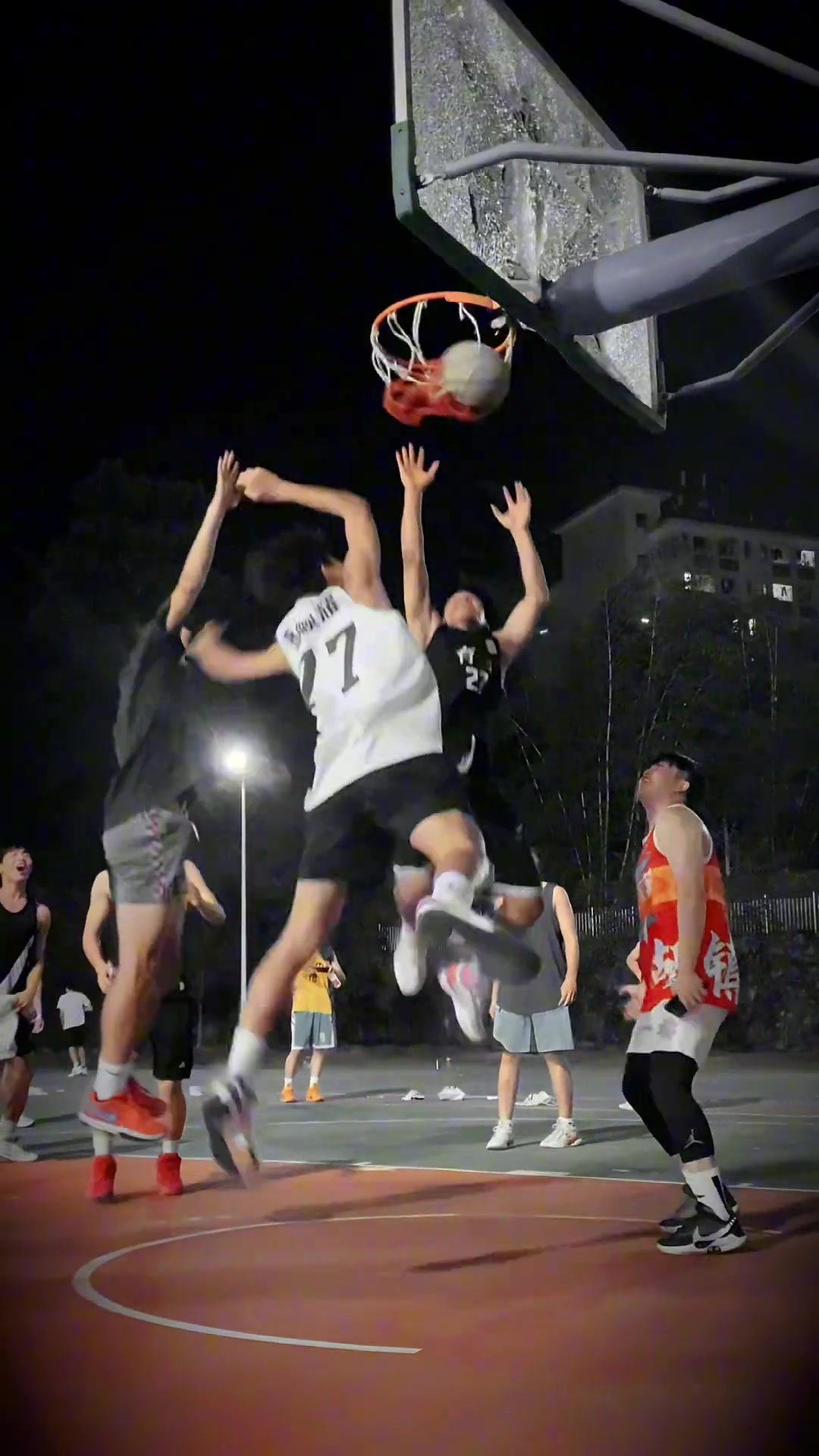 篮球架可以赔，但请务必全校通报
