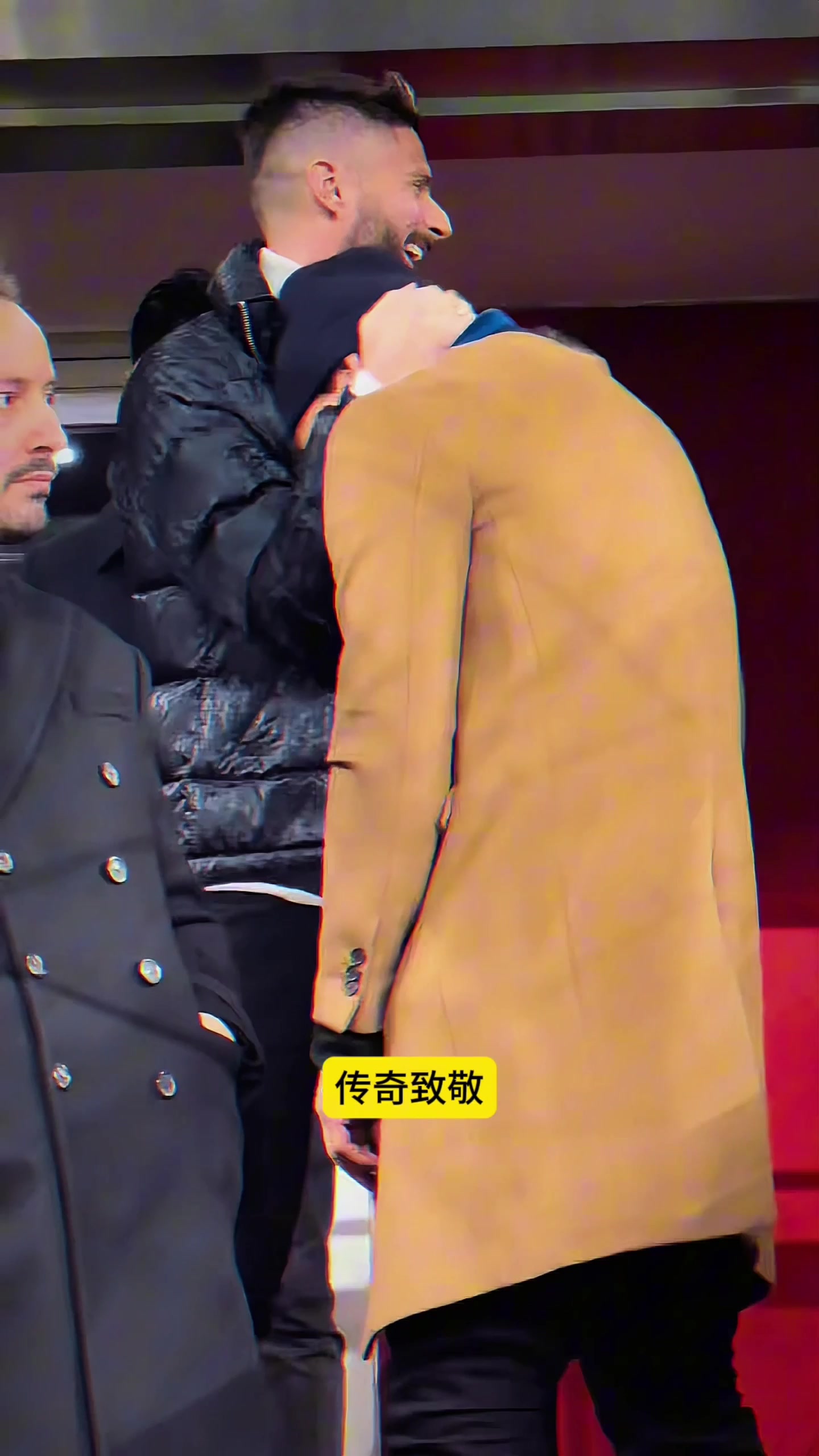 米兰两大传奇致敬，吉鲁和伊布有说有笑