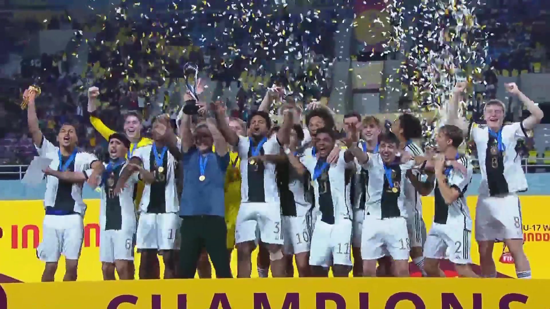 颁奖时刻！德国U17狂欢庆祝队史首冠