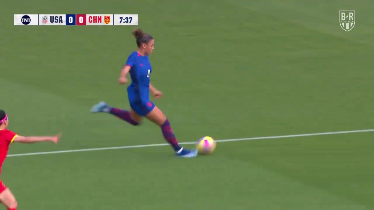 中国女足0-1落后美国！索菲娅-史密斯门前包抄破门