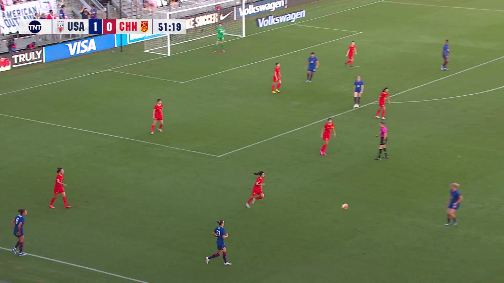 中国女足0-2落后！门将徐欢被争顶球员晃到没扑到球