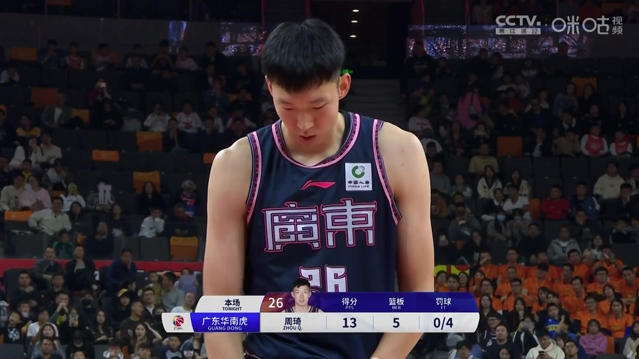 罚球真得多练练啊！朱芳雨看着周琦罚球6中1，在场边面色凝重！