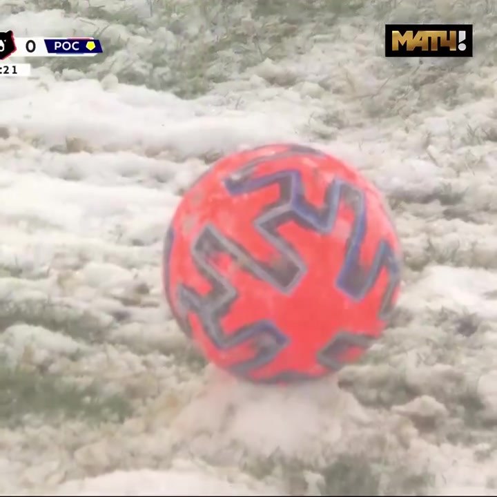 俄罗斯传奇门将阿金费耶夫，对于冰天雪地的开球门球很有一套
