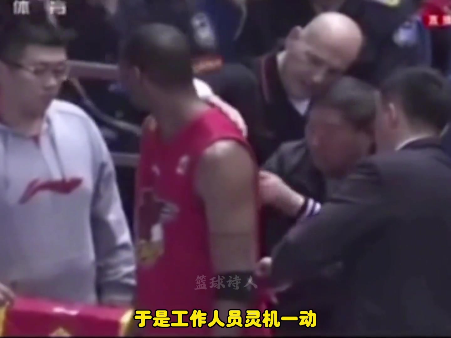 麦迪球衣没号码 现场现贴一个 结果9号贴成了“P号”~