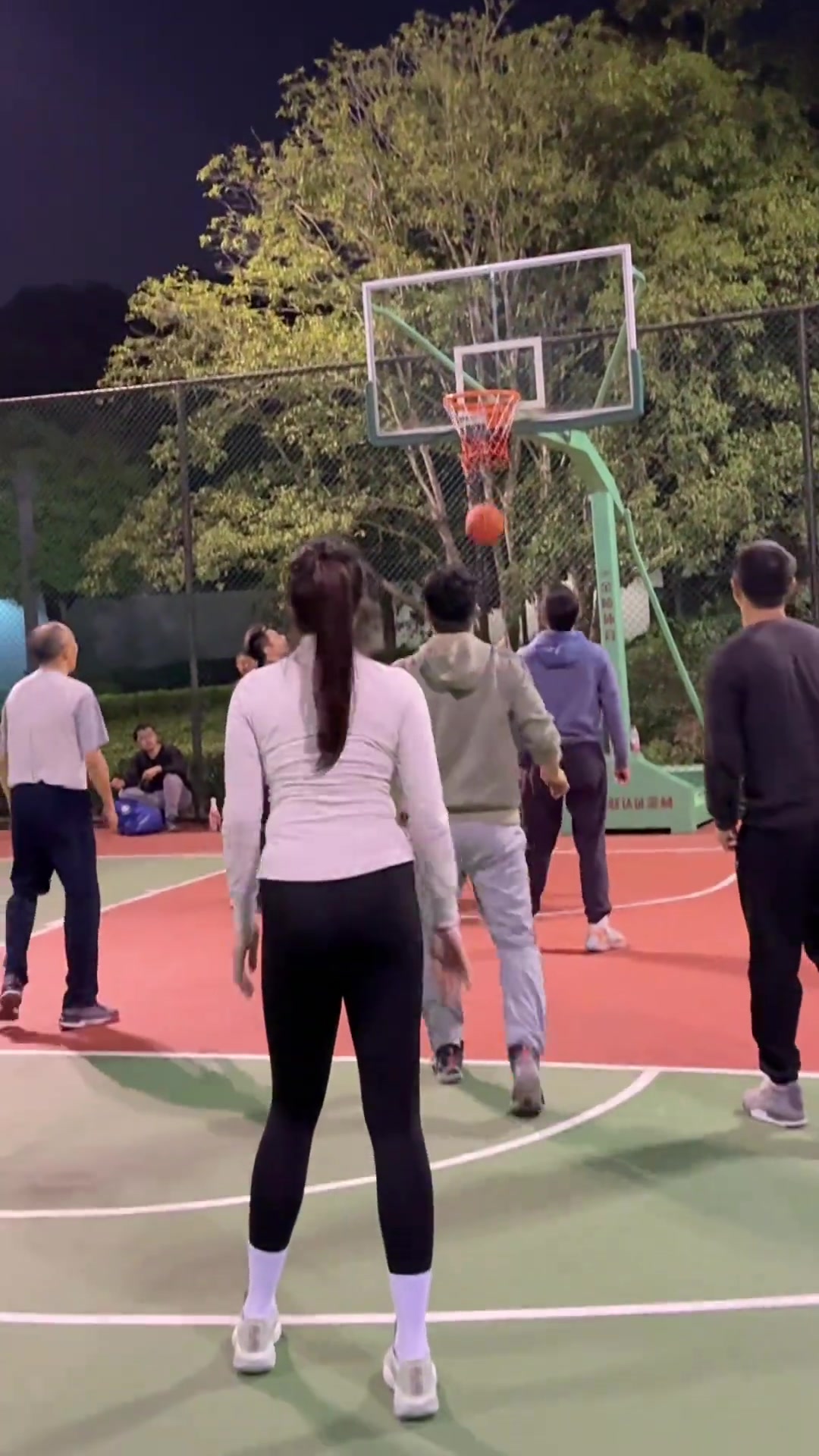 吧友说说野球场应该怎么和女生打球？