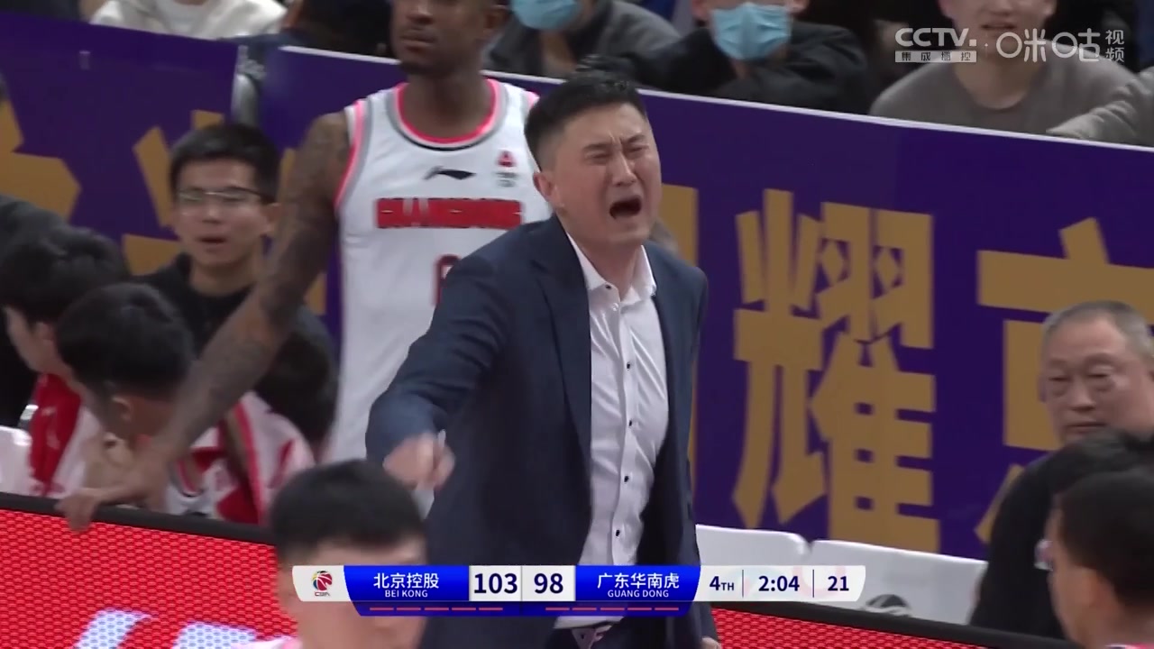 不满裁判吹罚暴怒！杜锋指导口吐芬芳一顿输出