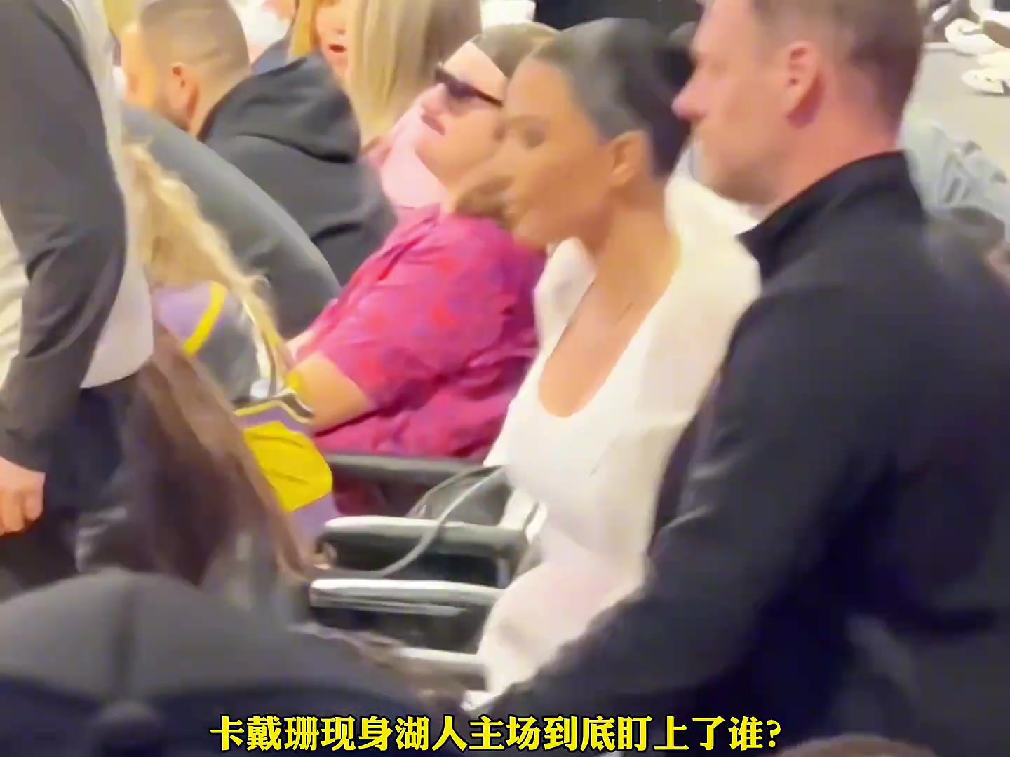 湖人赢球却遭遇最大危机，卡戴珊现身赛场到底盯上了谁？
