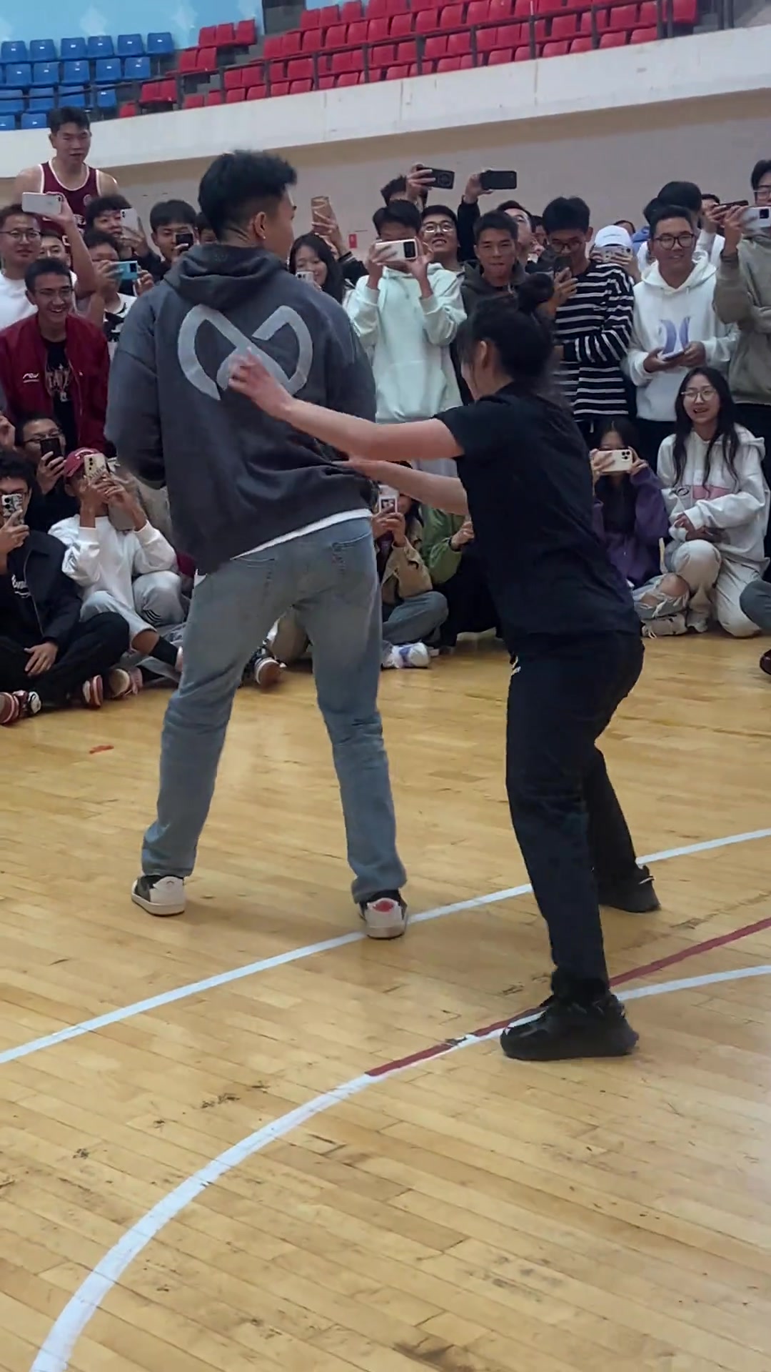 曹岩背打女生真是一点都不手软啊
