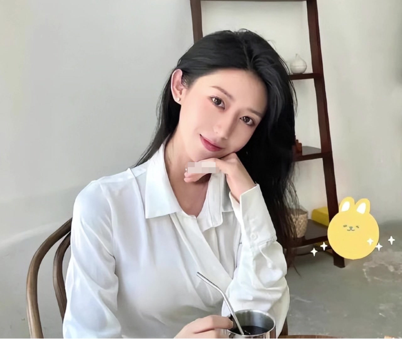 她是张镇麟前女友，身材丰满女神范！还是一位节目主持人~