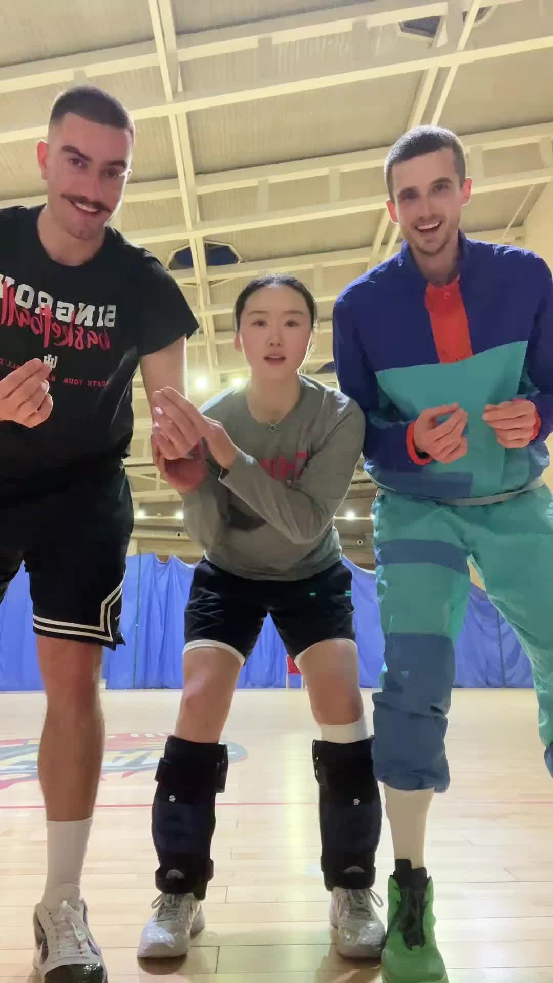 武桐桐晒和外教跳手势舞：我来的应该会是美元