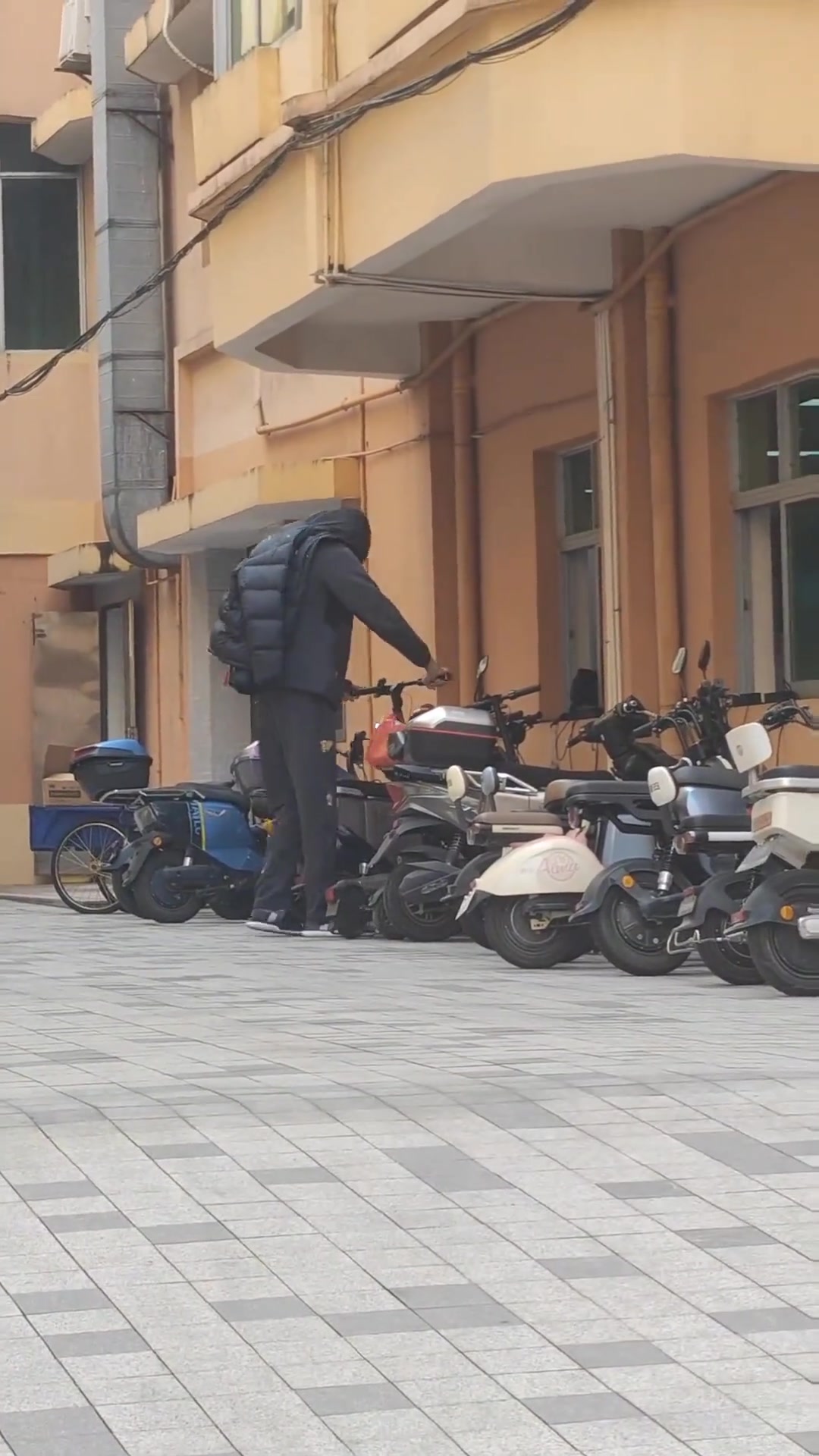 没想到周琦是这么穿衣服的