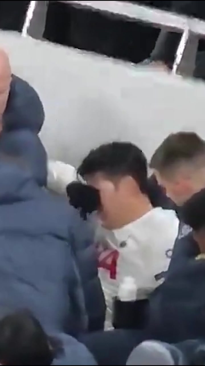 孙兴慜因伤下场后，似乎在替补席哭泣