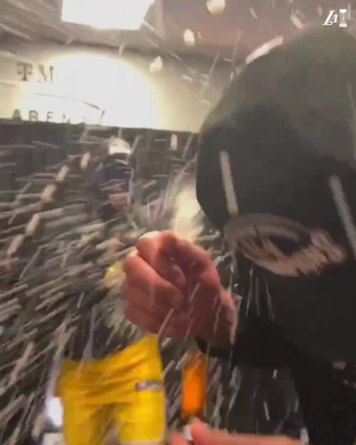 嗨翻天！詹姆斯拿香槟对着浓眉一顿狂喷