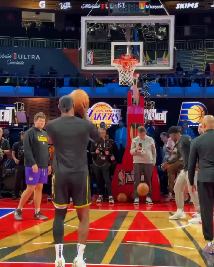 NBA官方晒詹姆斯为季中赛做准备的视频 看着状态不错呀