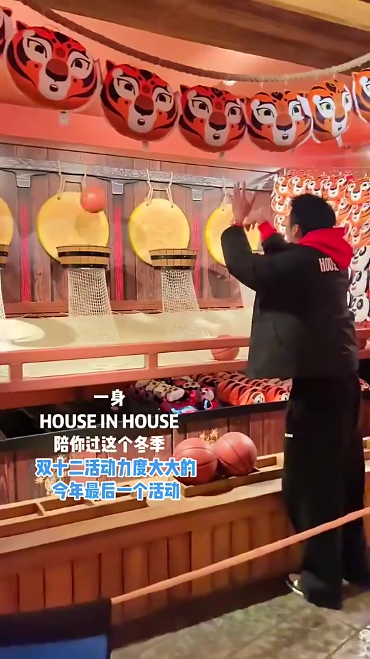 师傅你做什么工作的？于德豪玩投篮机6中1