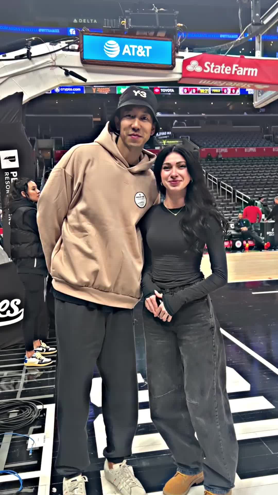 你小子！曹岩NBA现场搭讪那个跟威少嬉戏的女孩