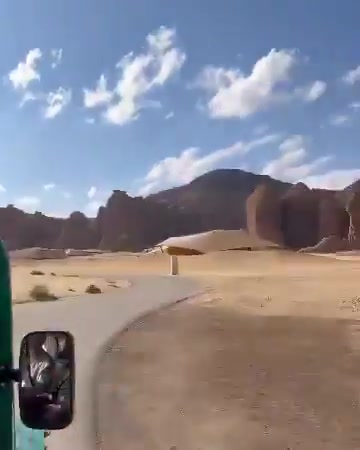 总裁心情好！C罗坐三蹦子游览沙漠风光