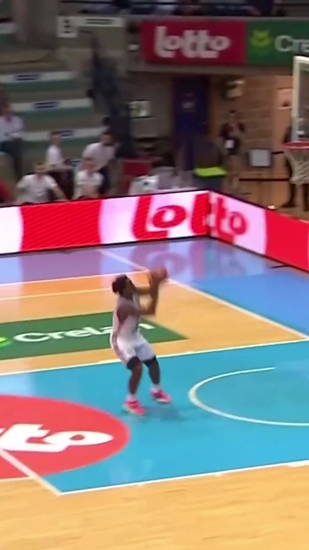 吧友来当评委了！FIBA这记大风车飞扣 你打几分？
