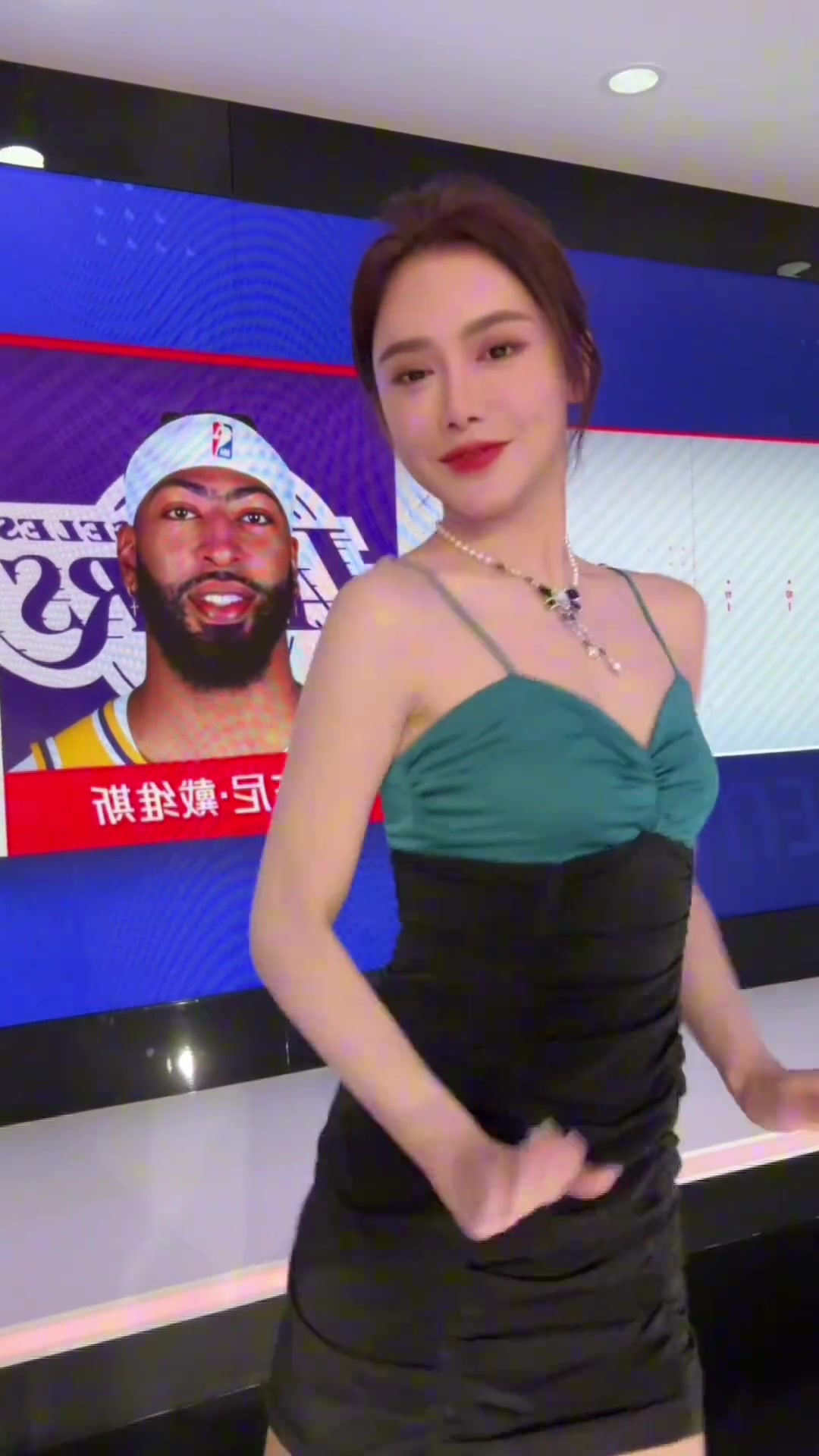 当美娜在解说湖人时夹带私活~