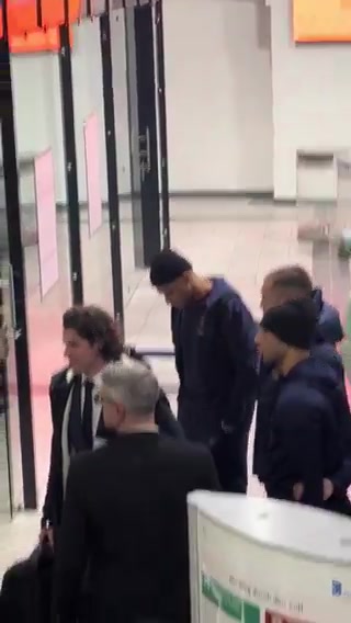 这是怎么了？姆巴佩在机场低头思考