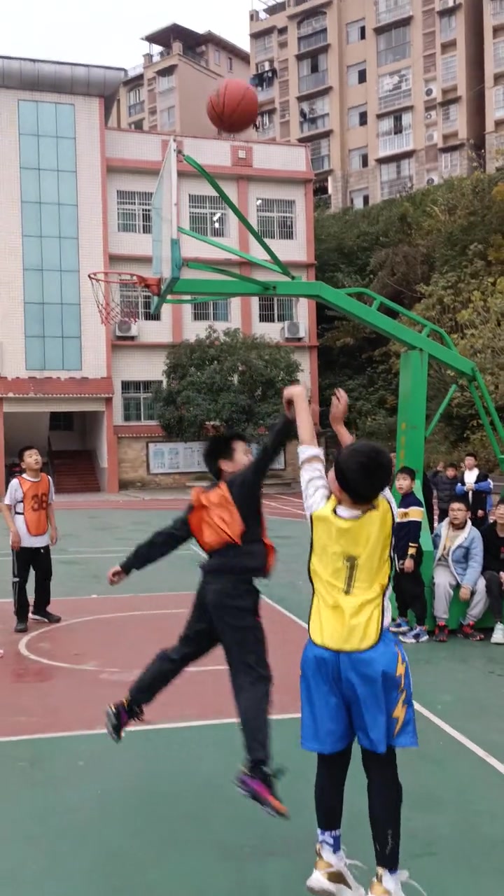 “他的手到晚上睡觉了都没放下”