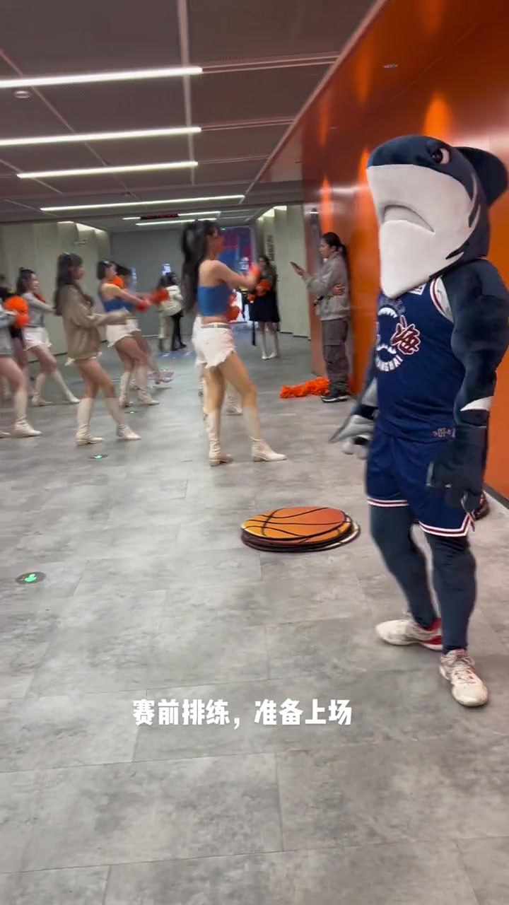 准备上场！上海男篮拉拉队赛前排练现场