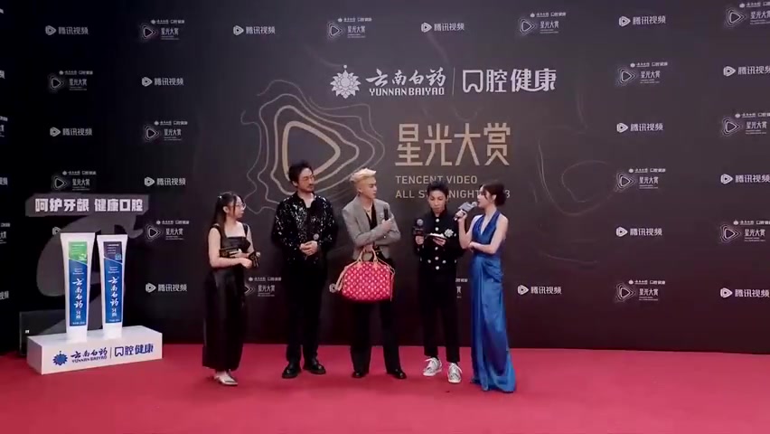 美娜王鹤棣喊湖人总冠军!后者调侃:我旁边这詹黑很不开心!王传君吓得连忙说:不黑!不黑!